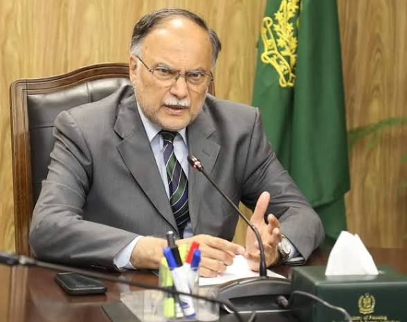تبدیلی دعووں سے نہیں، عملی اقدامات سے آتی ہے، احسن اقبال