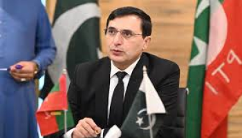 حکومت اور اپوزیشن  انا ختم کرکے مذاکرات کی میز پر بیٹھیں، بیرسٹر گوہر