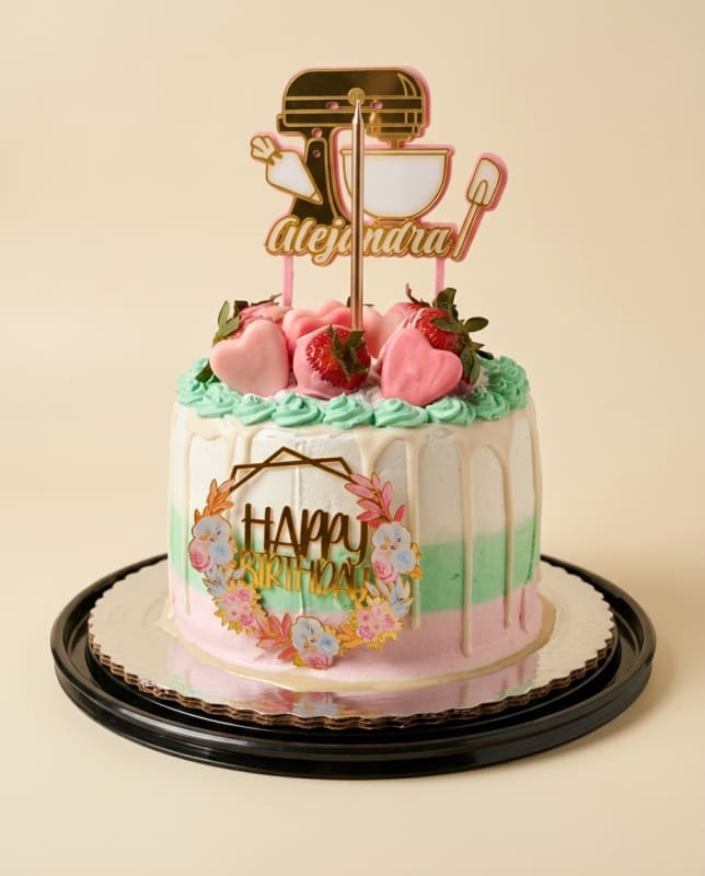 Pastel Drip Cake con Fresas y Corazones — imagen 1 de 1