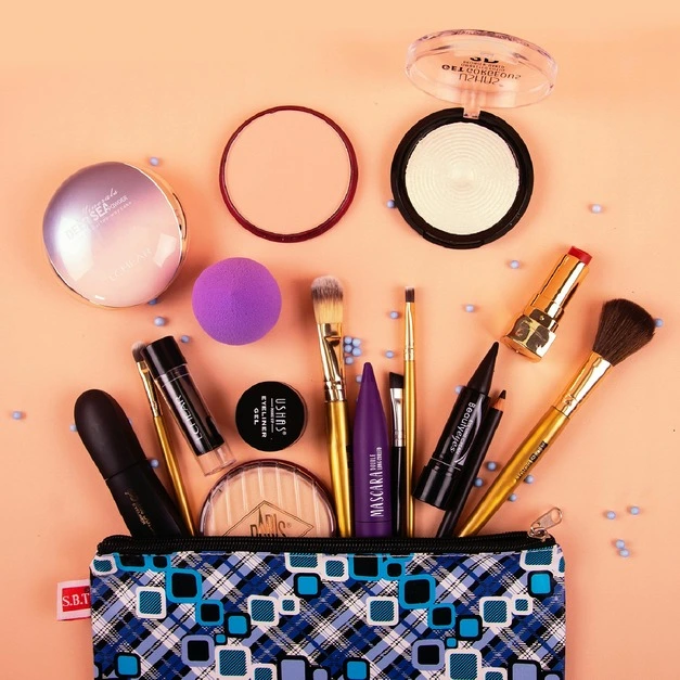 https://res.cloudinary.com/dfx61hywd/image/upload/v1731134071/makeup_1_qe6sir.webp