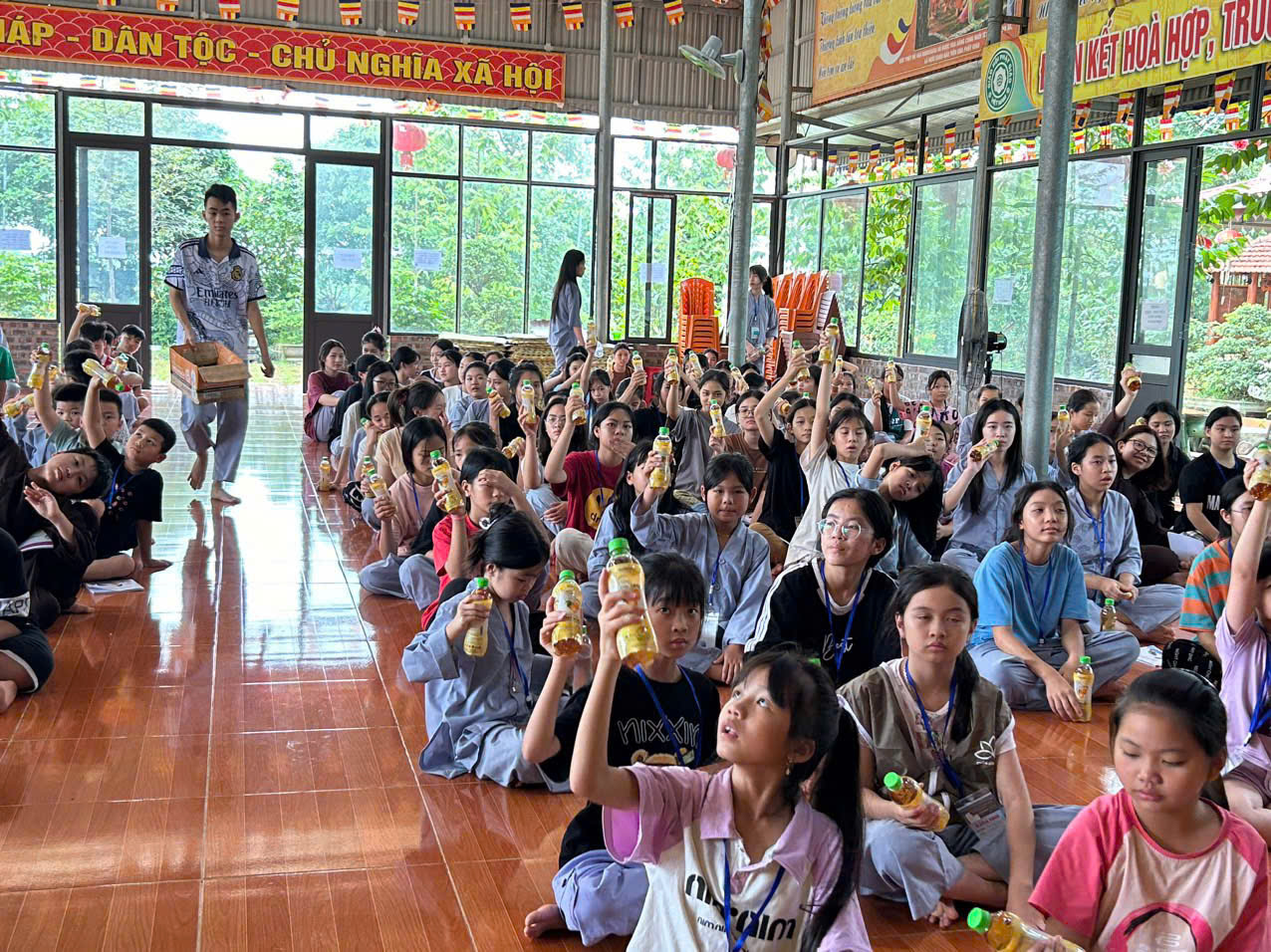 Quỹ mang áo ấm, lương thực, các đồ dùng học tập đến các điểm trường còn khó khăn ở khu vực Tây Bắc
