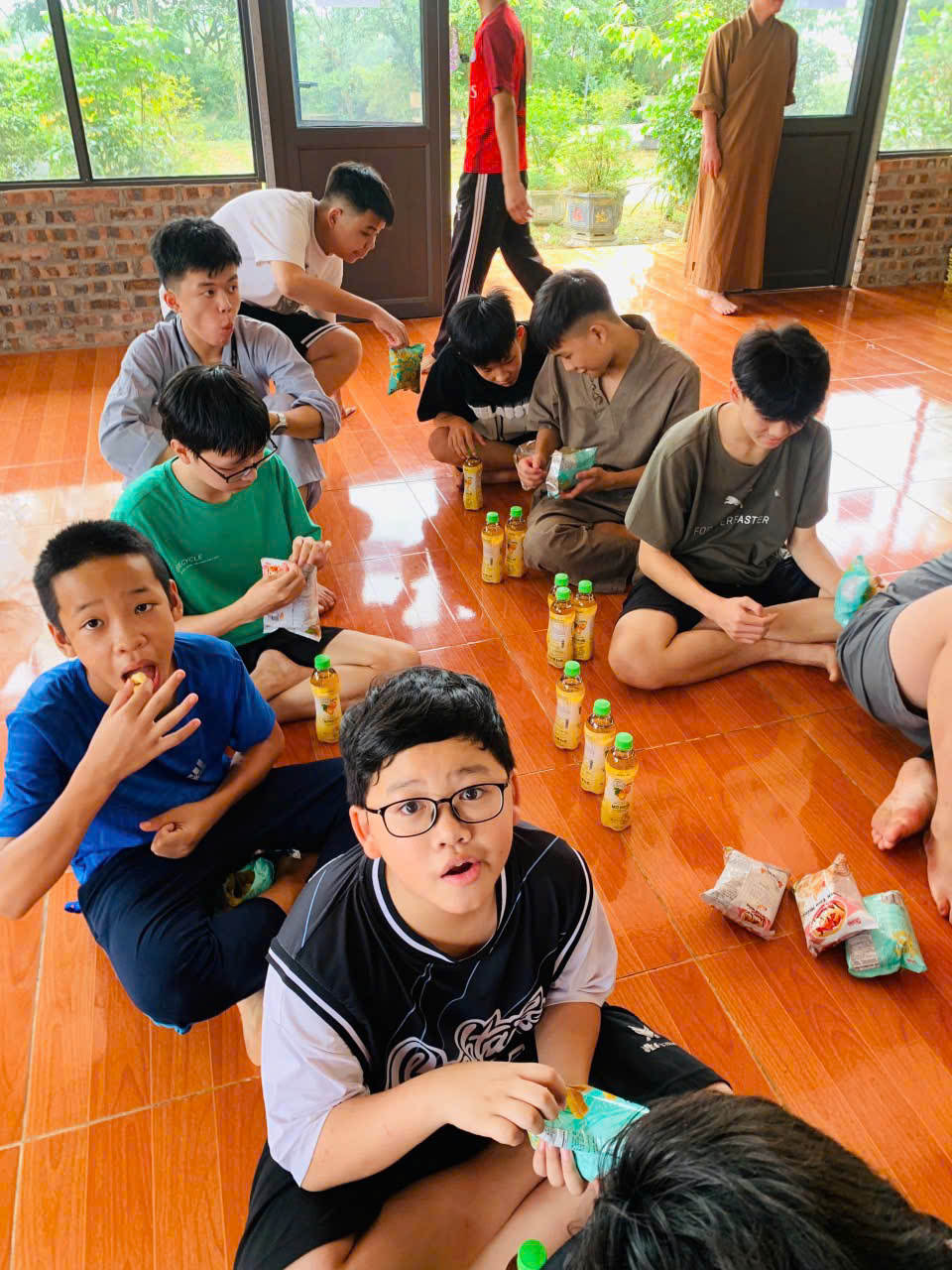 Quỹ mang áo ấm, lương thực, các đồ dùng học tập đến các điểm trường còn khó khăn ở khu vực Tây Bắc