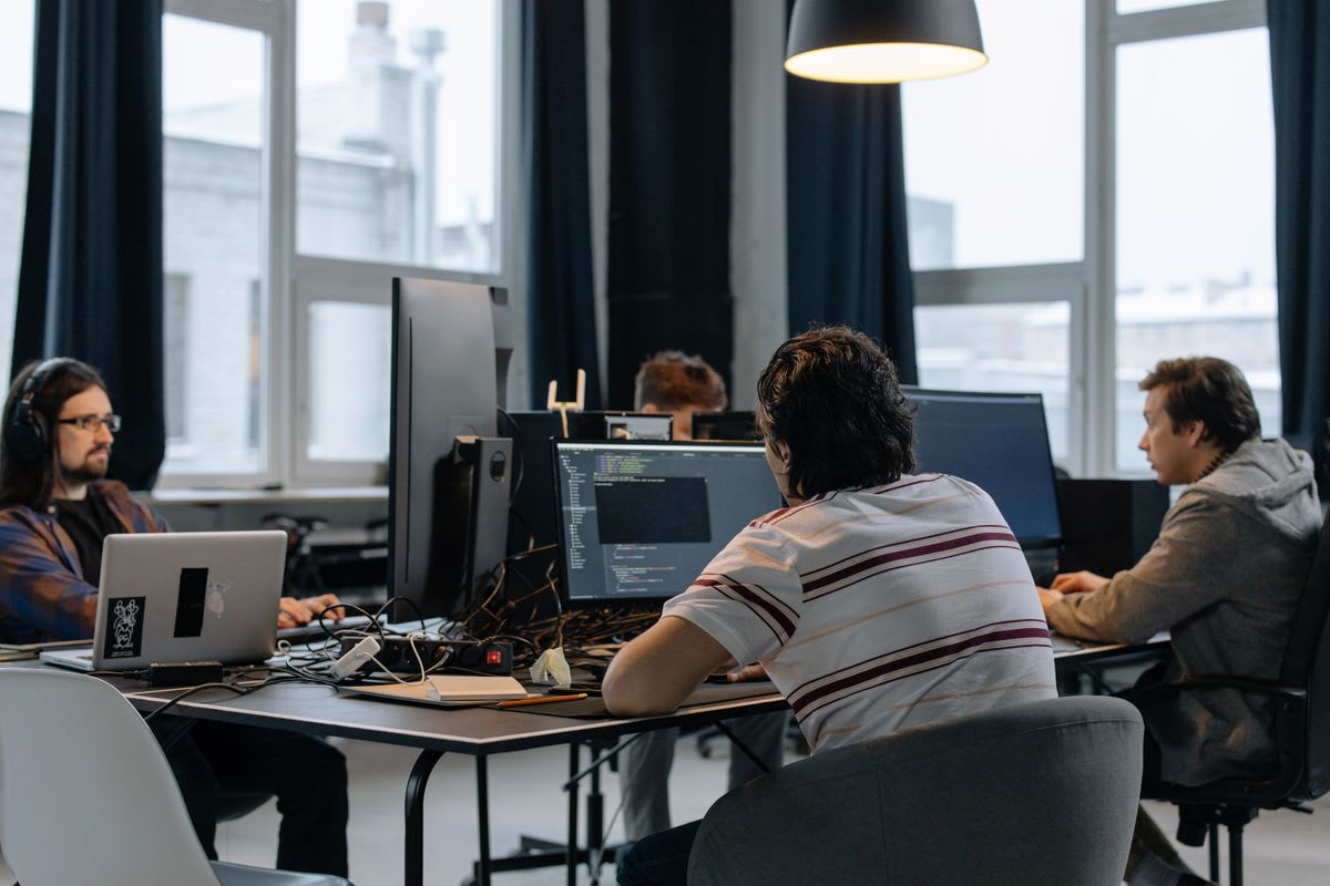 Company Profile untuk Startup Teknologi: 8 Halaman Wajib & 7 Elemen Kredibilitas