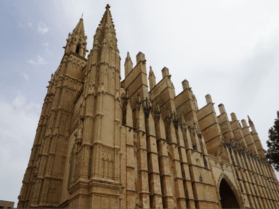A closer look at the impressive Gothic architecture of the cathedral of Mallorca