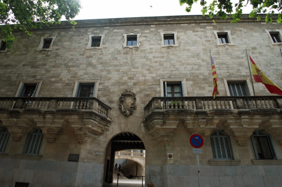 spain-flag-in-mallorca-public-holidays