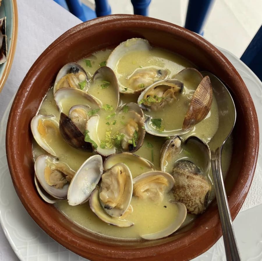 Clams in green sauce