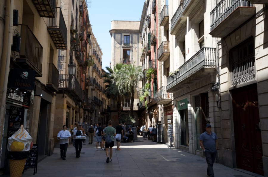 barcelona budget people walking