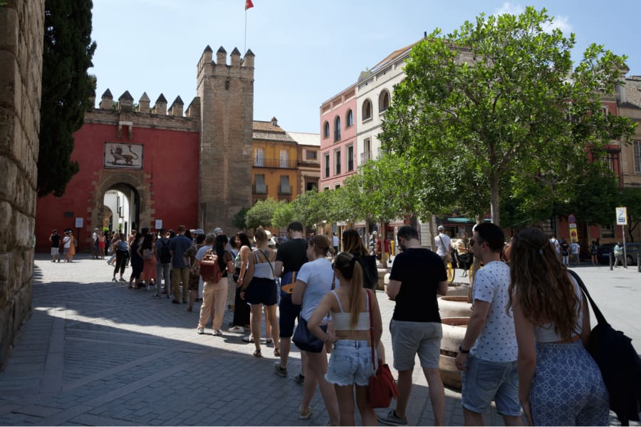 Long queu in Seville attraction