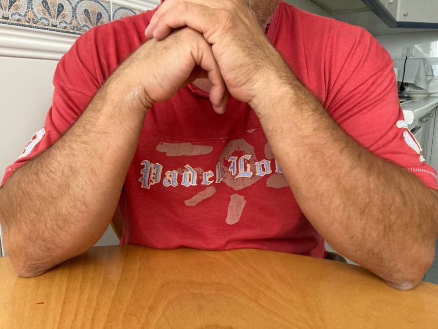 Spanish manner elbows on table