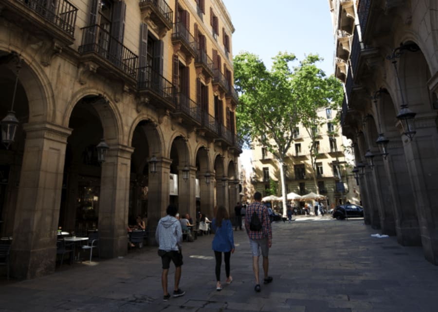 people walking with comfortable shoes in barcelona