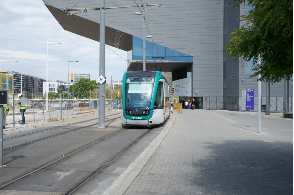 barcelona tramway public transport