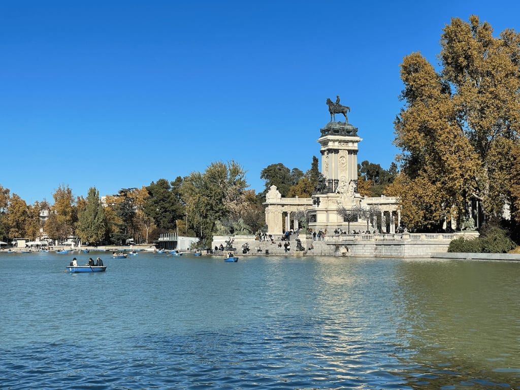 madrid boat ride in retiro park