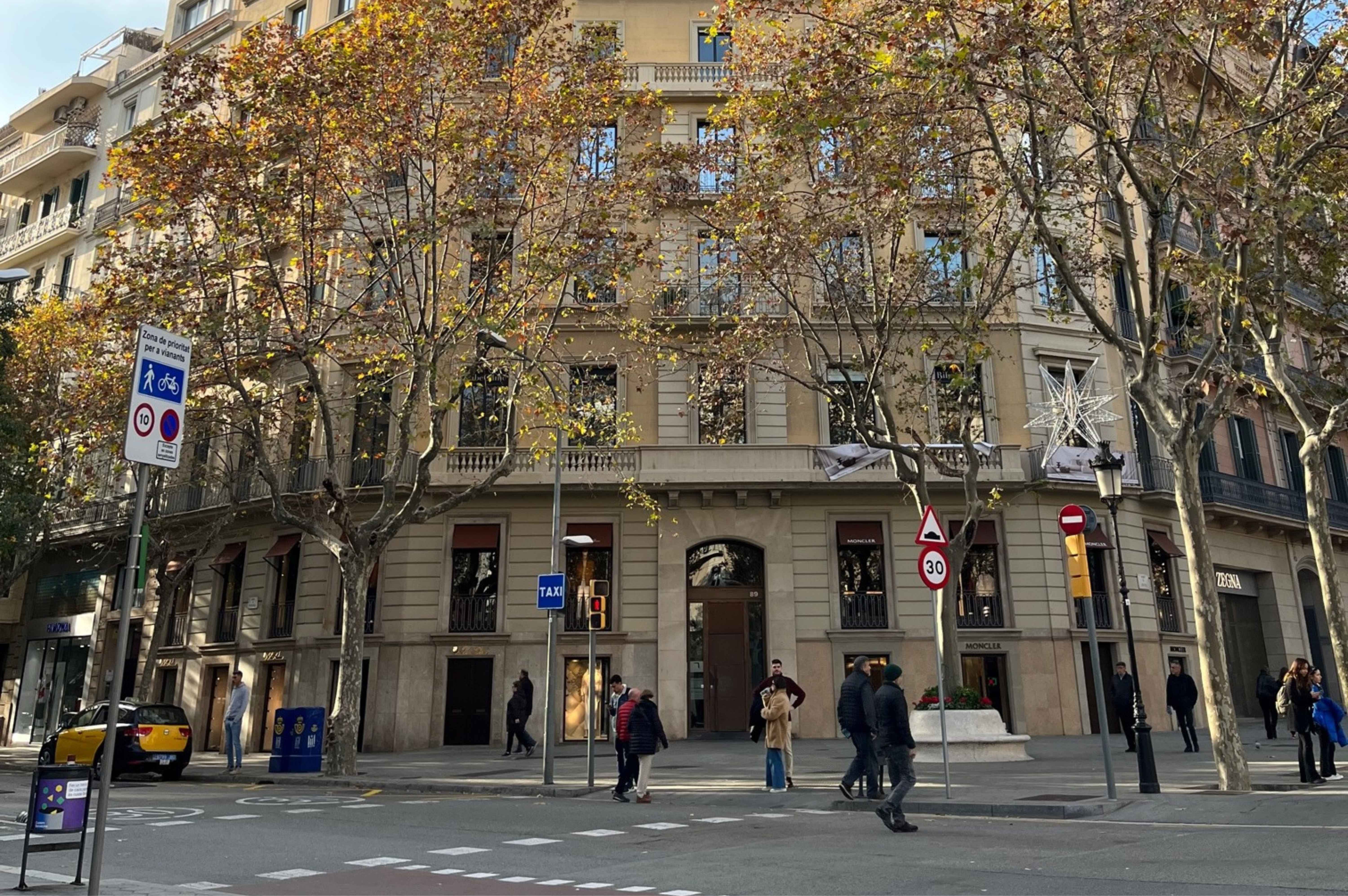 How Many Days in Barcelona? Best Tips & Travel Itineraries! Thumbnail