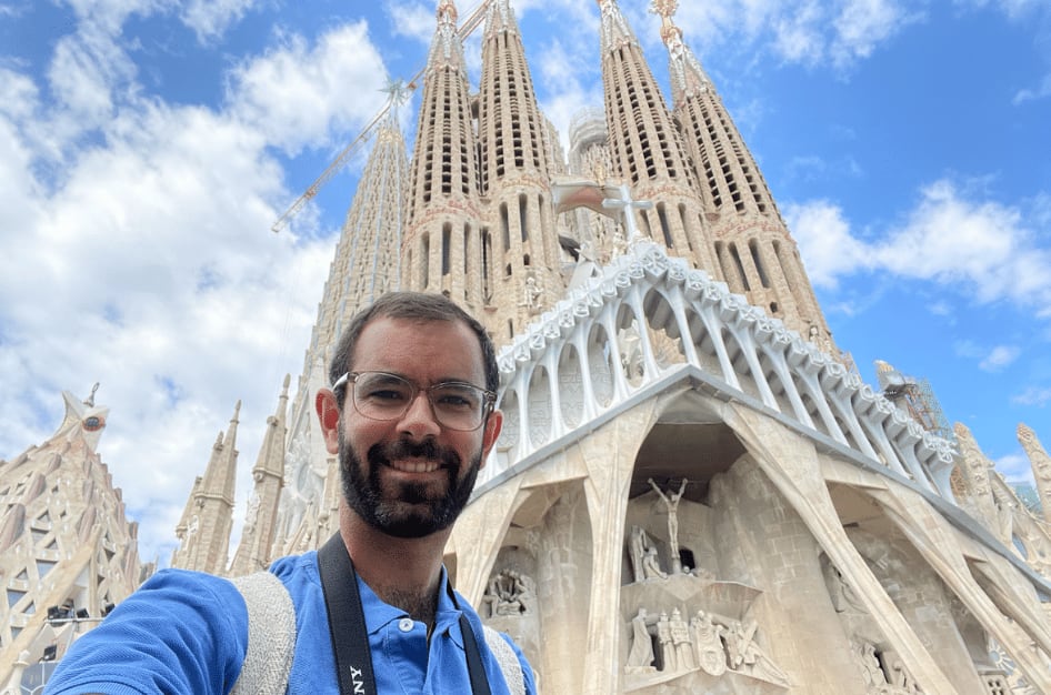 inigo in front of la sagrada familia