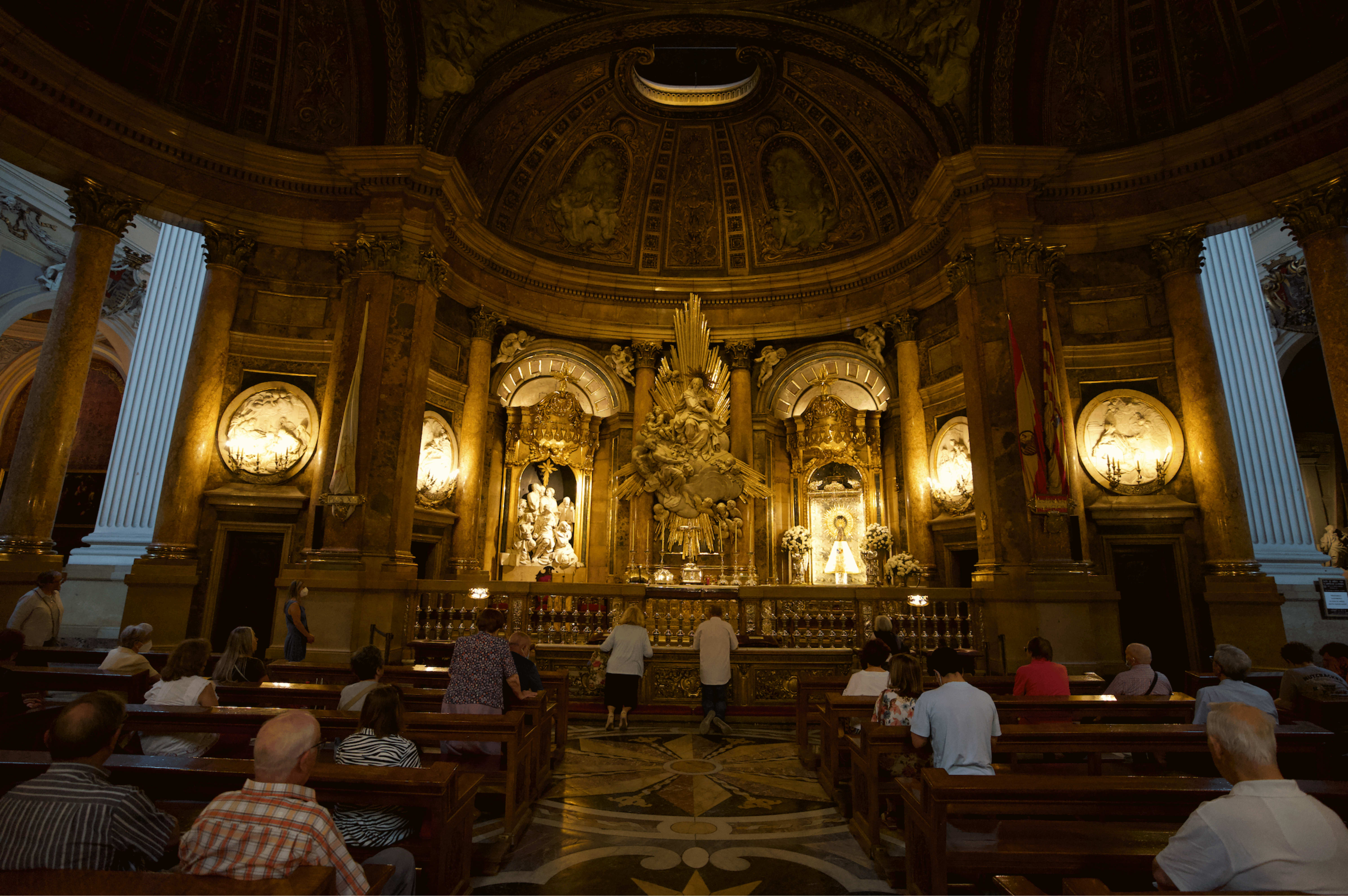 inside-pilar-de-zaragoza-cathedral