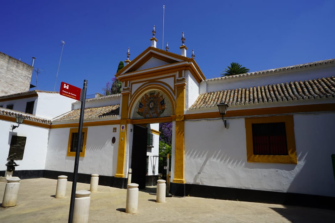 Picture of the outside of the Palace of Las Dueñas in Seville