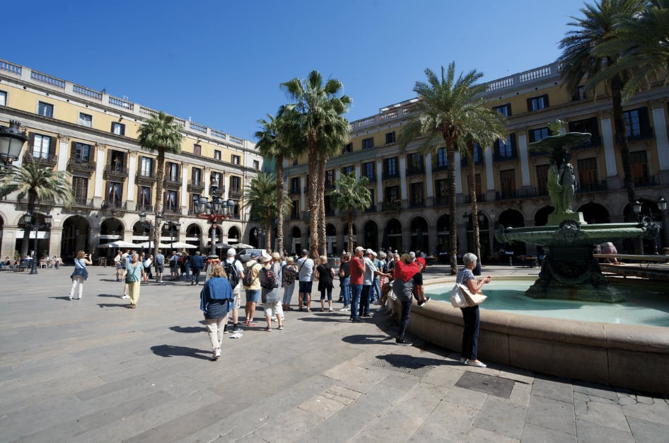 barcelona main landmark full of tourist