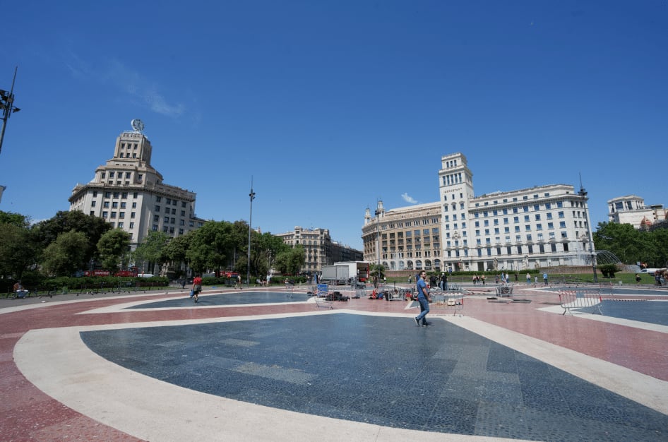 placa de catalunya barcelona square landmark