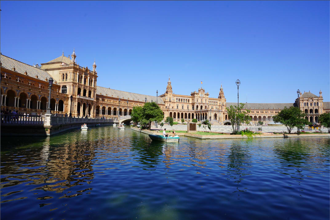 Picture of the semi circled boat in Seville