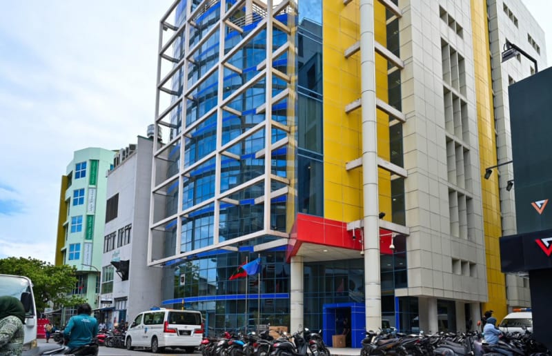 ކަސްޓަމްސް އަށް ފައިސާ ދައްކަންޖެހޭ ލިސްޓުގެ ކުރީގައި ސަލްޓަންސް؛ އެންމެ ގިނައީ ދުންފަތުގެ ޖޫރިމަނާ