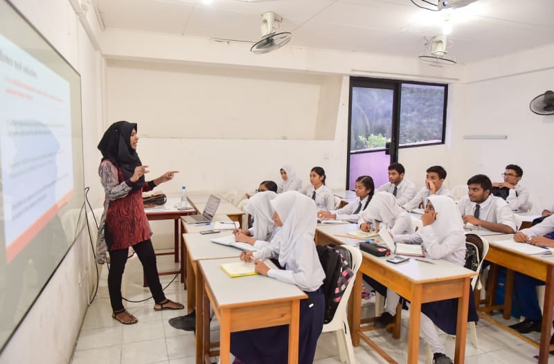 ގްރޭޑް 10 އިން ދަށުގެ ކުދިން ސްކޫލަށް ފޯނު ގެންދިއުން މަނާ، 11،12 ކުދިންގެ ފޯނު ލޮކަރަށް!