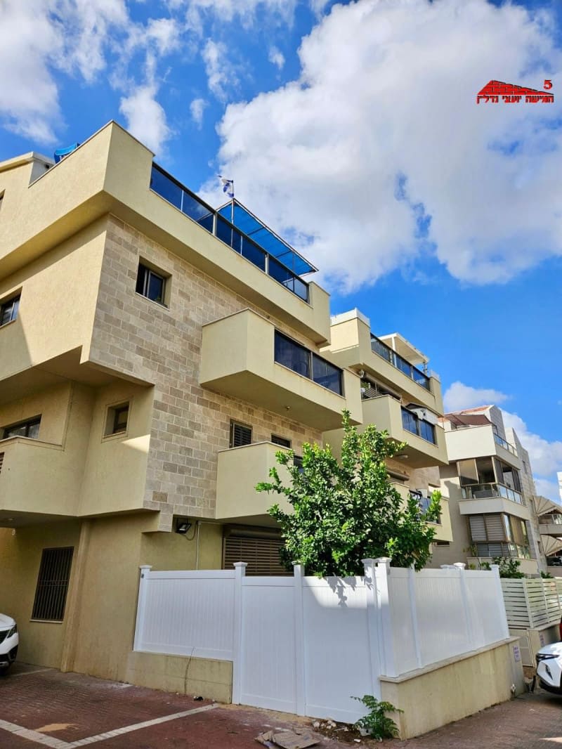 የጣሪያ ዲራ 5 ክፍሎች፣ 150 מ"ר በራምባም፣ ሪሾን ለጺዮን