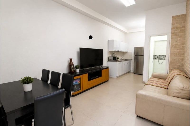 Renovated 2-room apartment with courtyard!