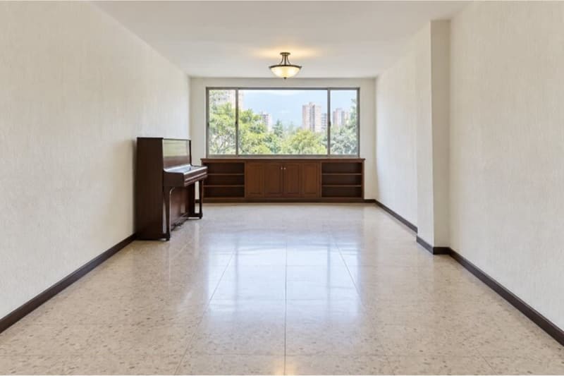 Spacious 4-bedroom apartment with bomb shelter, storage, and parking!