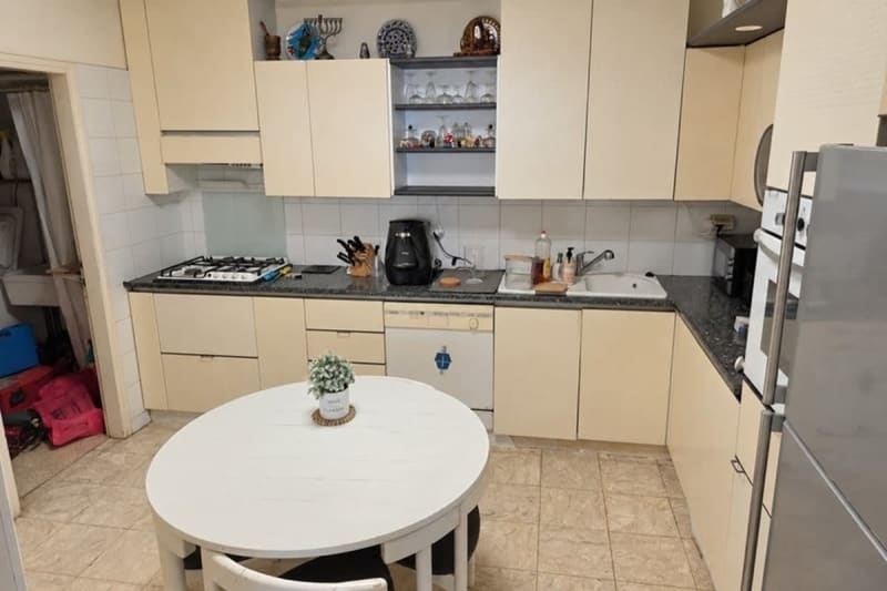 Spacious 4-bedroom apartment with parking and shelter in building!