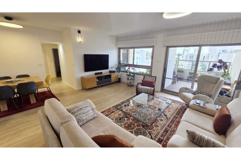 4-room renovated apartment with balcony, safe room, storage, and 2 parking spaces!