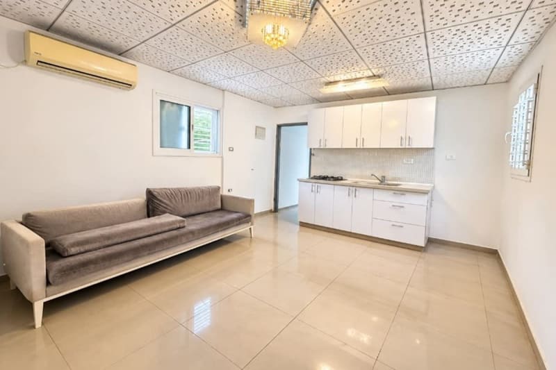 Renovated garden apartment with spacious courtyard!