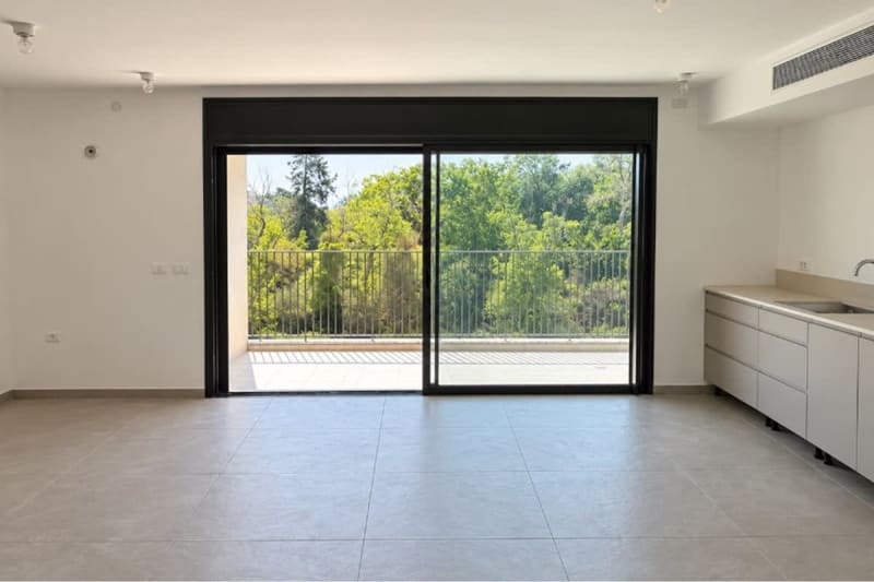 4.5-room apartment with balcony, safe room, storage, and parking!