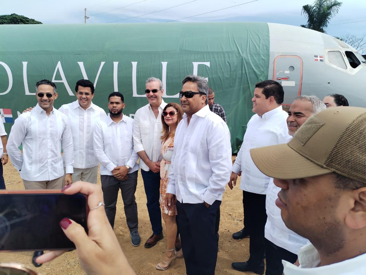 El equipo de Tosca Lagoon con el presidente Luis Abinader frente al avión de OLAVILLE, en Miches