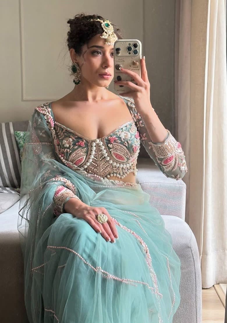 Green Embroidered Blended Saree Set photo 2