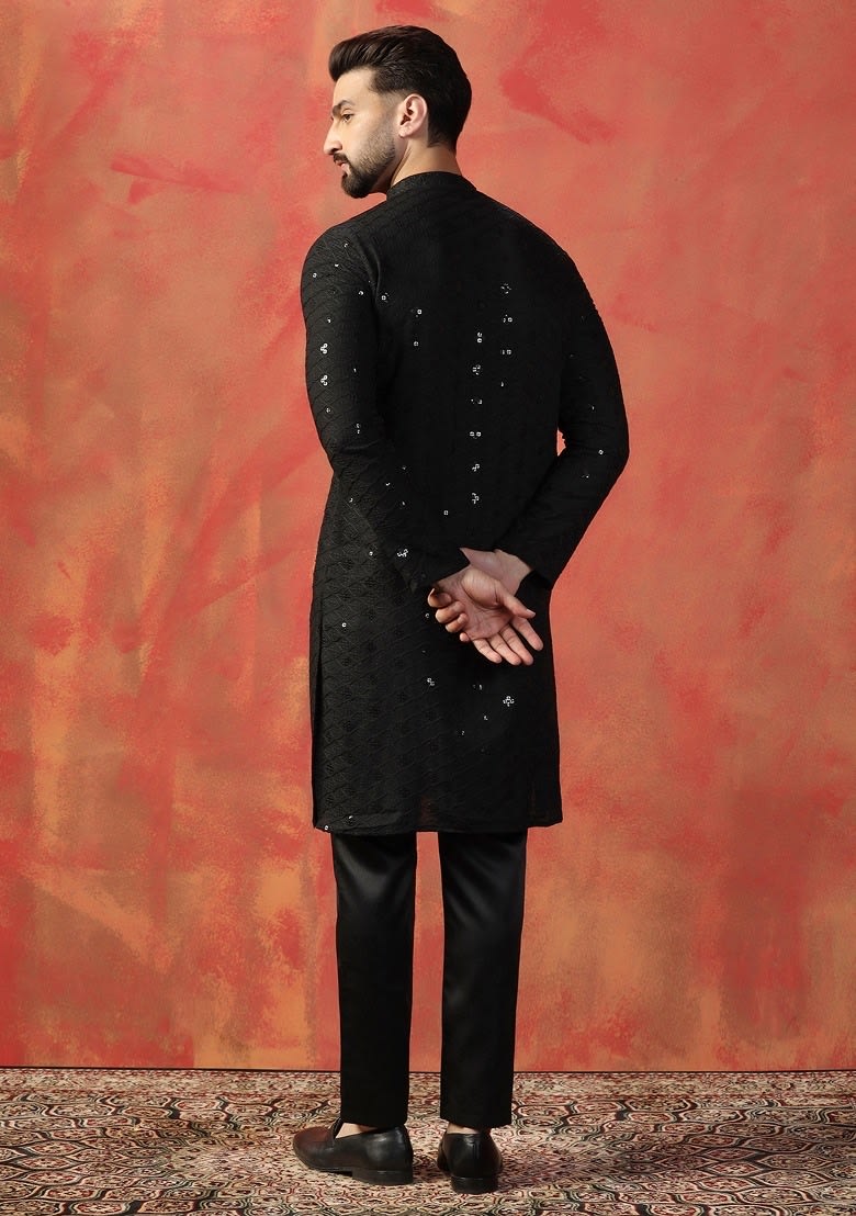 Timeless Elegance in Traditional Attire photo 2