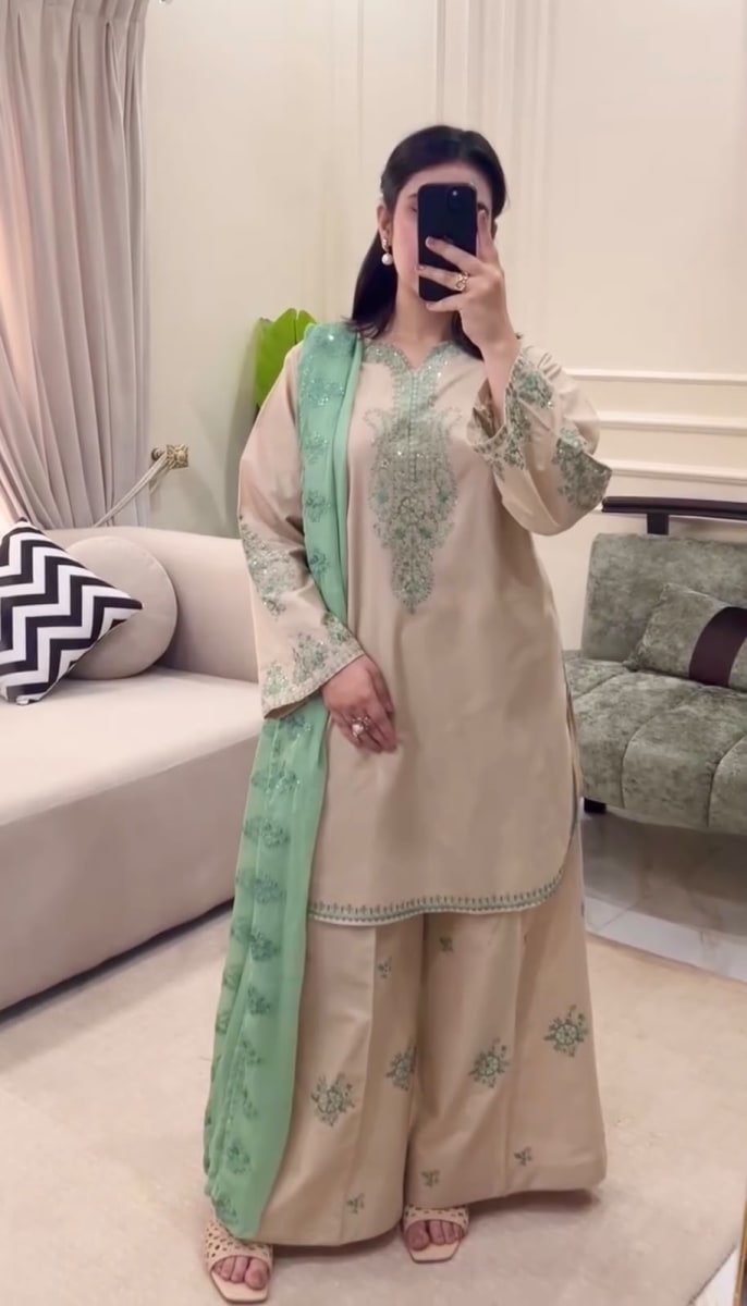 Off White & Green Đěsigner Party Wear Look Heavy Pur Roman Silk Top Plazzo photo 2