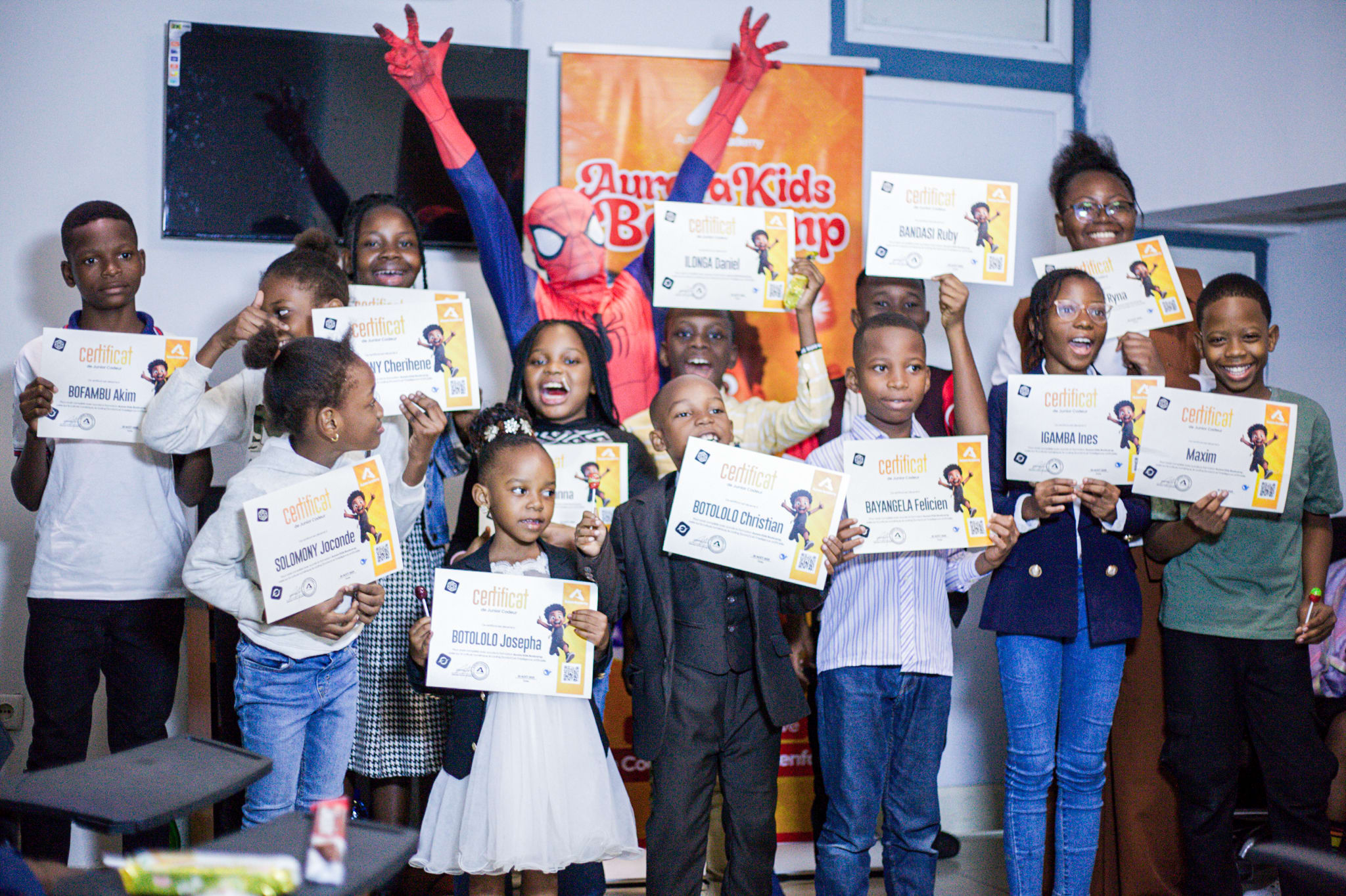 Enfants apprenant la programmation