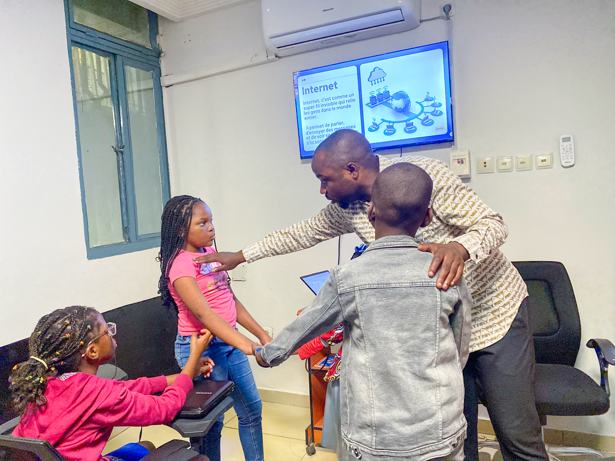 Enfants travaillant en équipe
