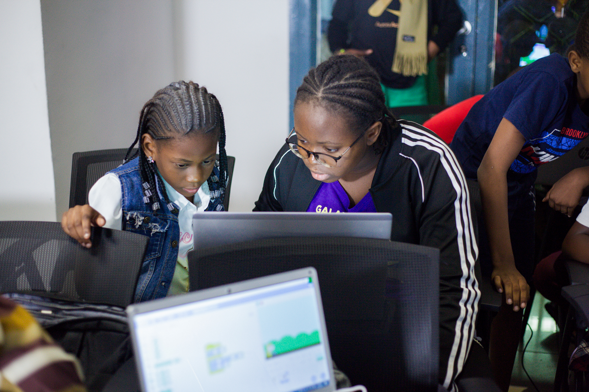 Enfants apprenant le coding