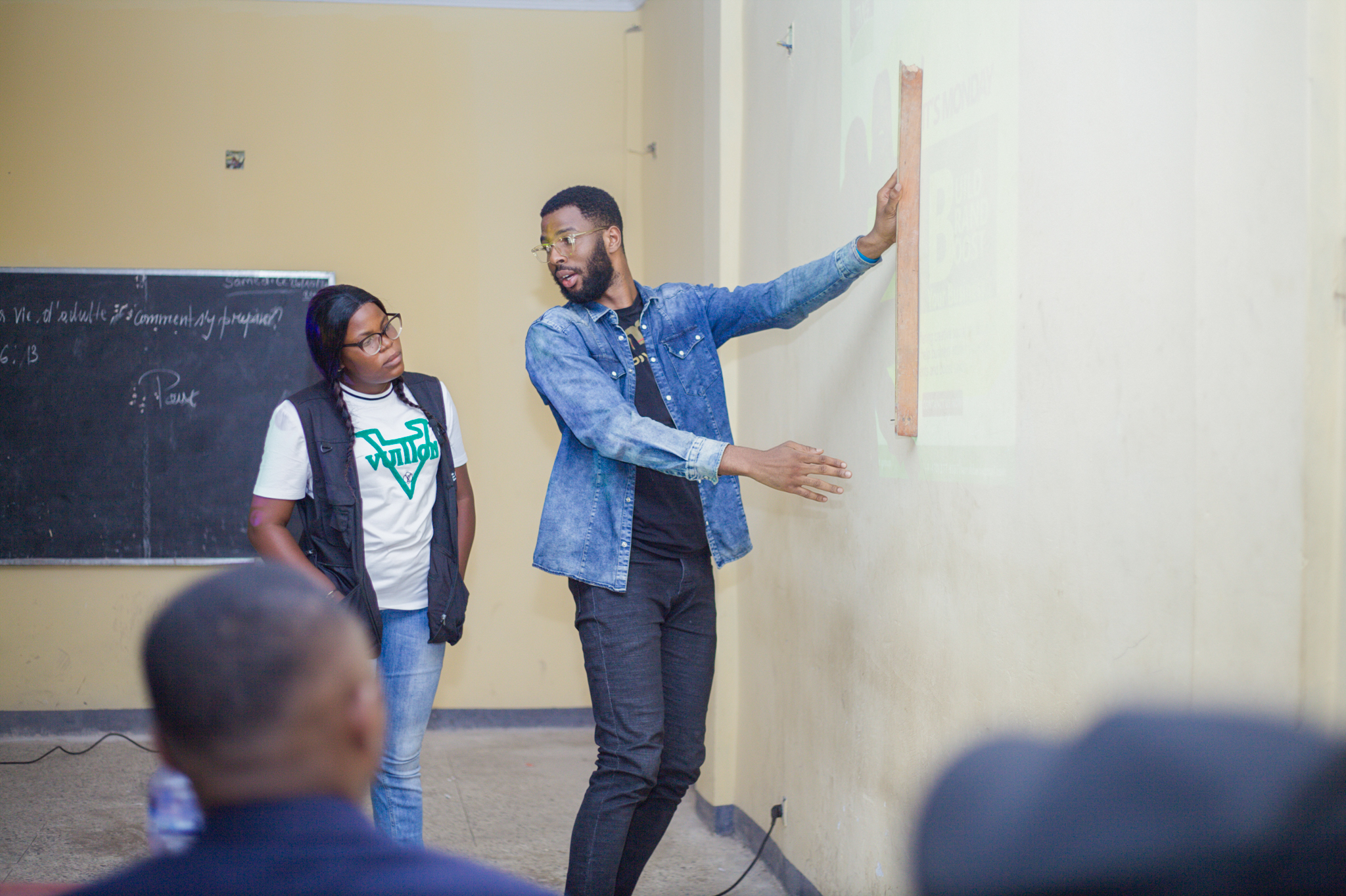 Enfants travaillant en équipe