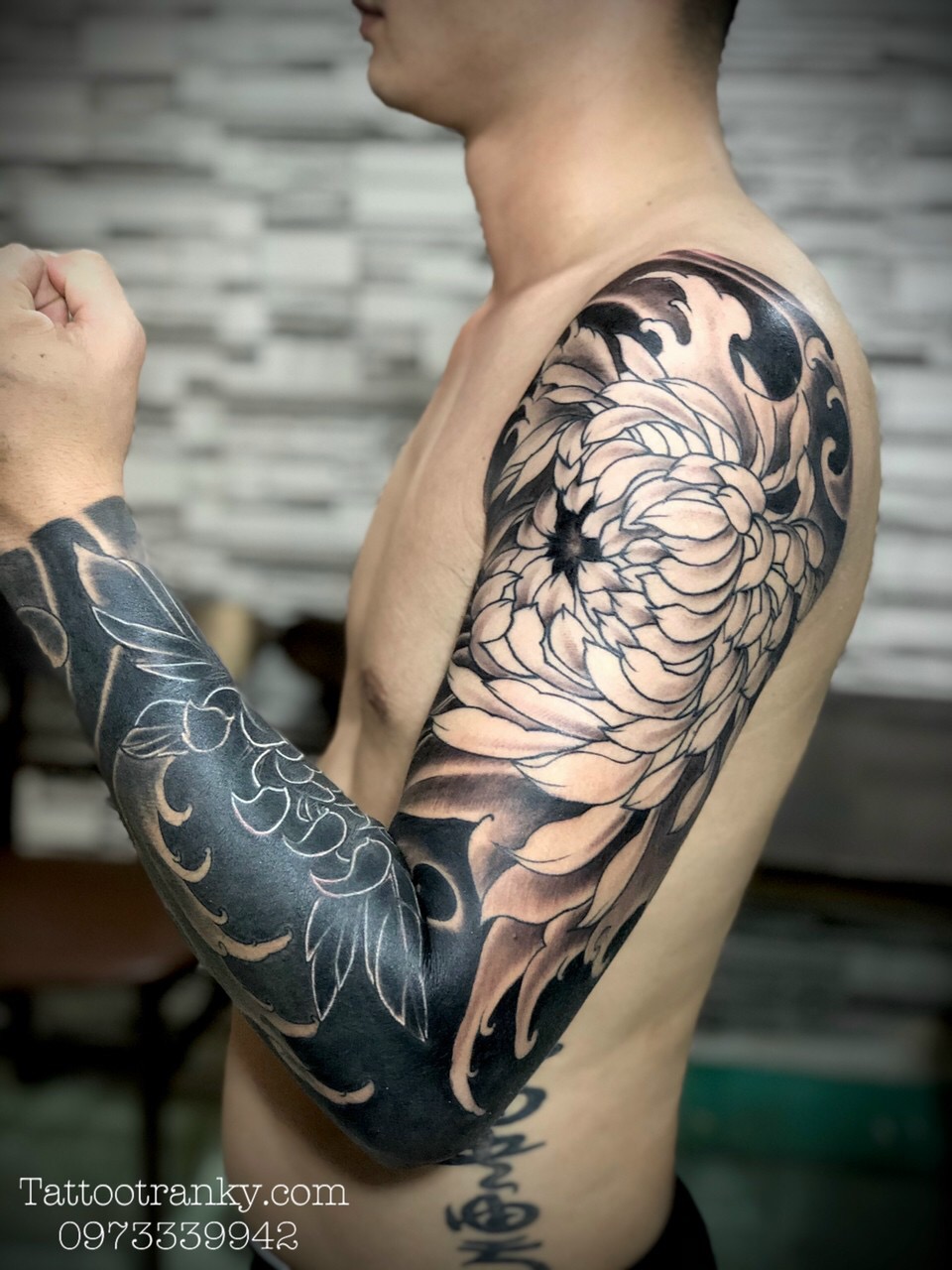 Xăm Full tay hoa cúc tác phẩm do Trần kỹ Tattoo trực tiếp thực hiện đề hình xăm cũ
