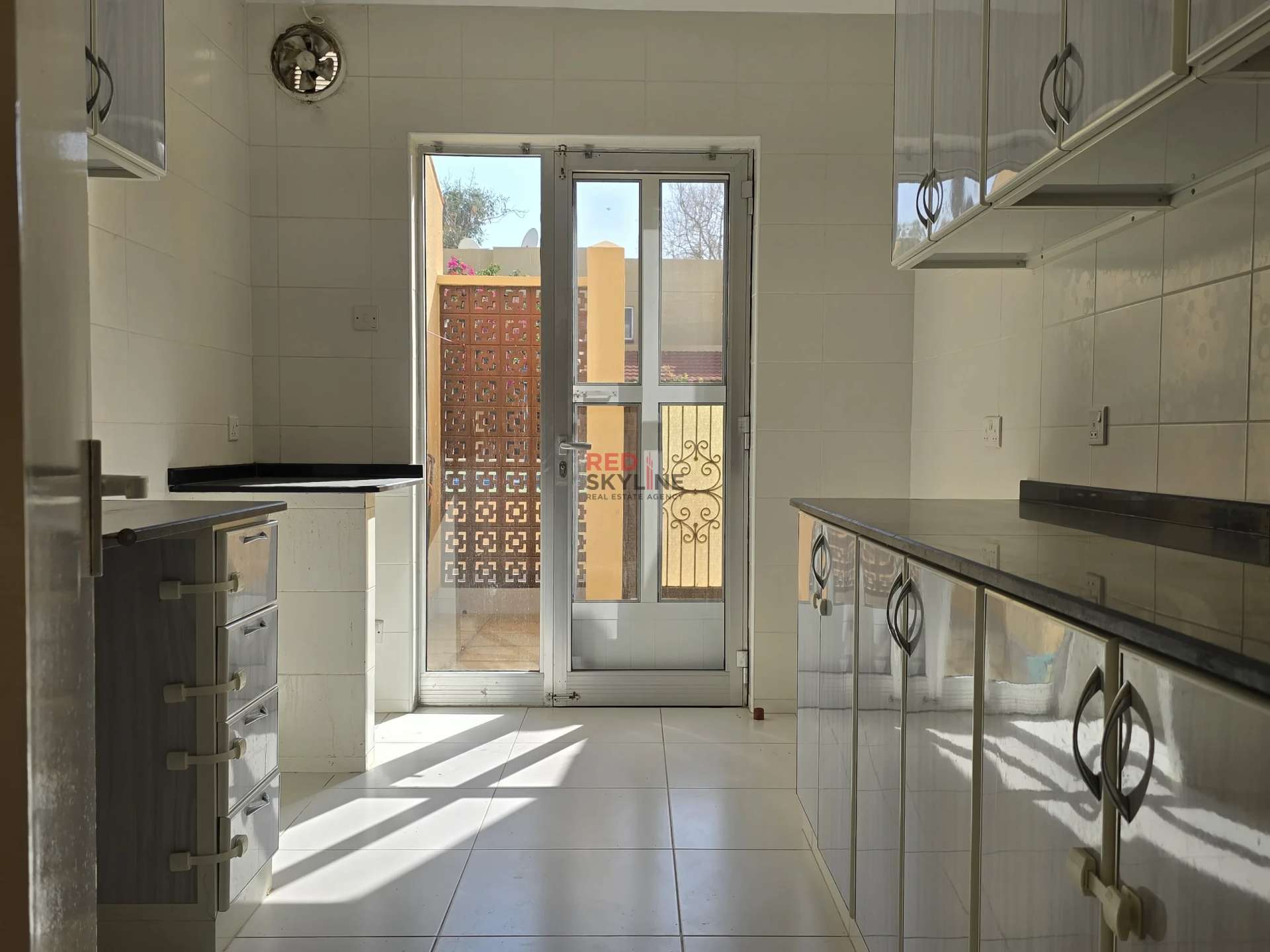 Townhouse in Madinat Al Sultan Qaboos - Thumbnail 4