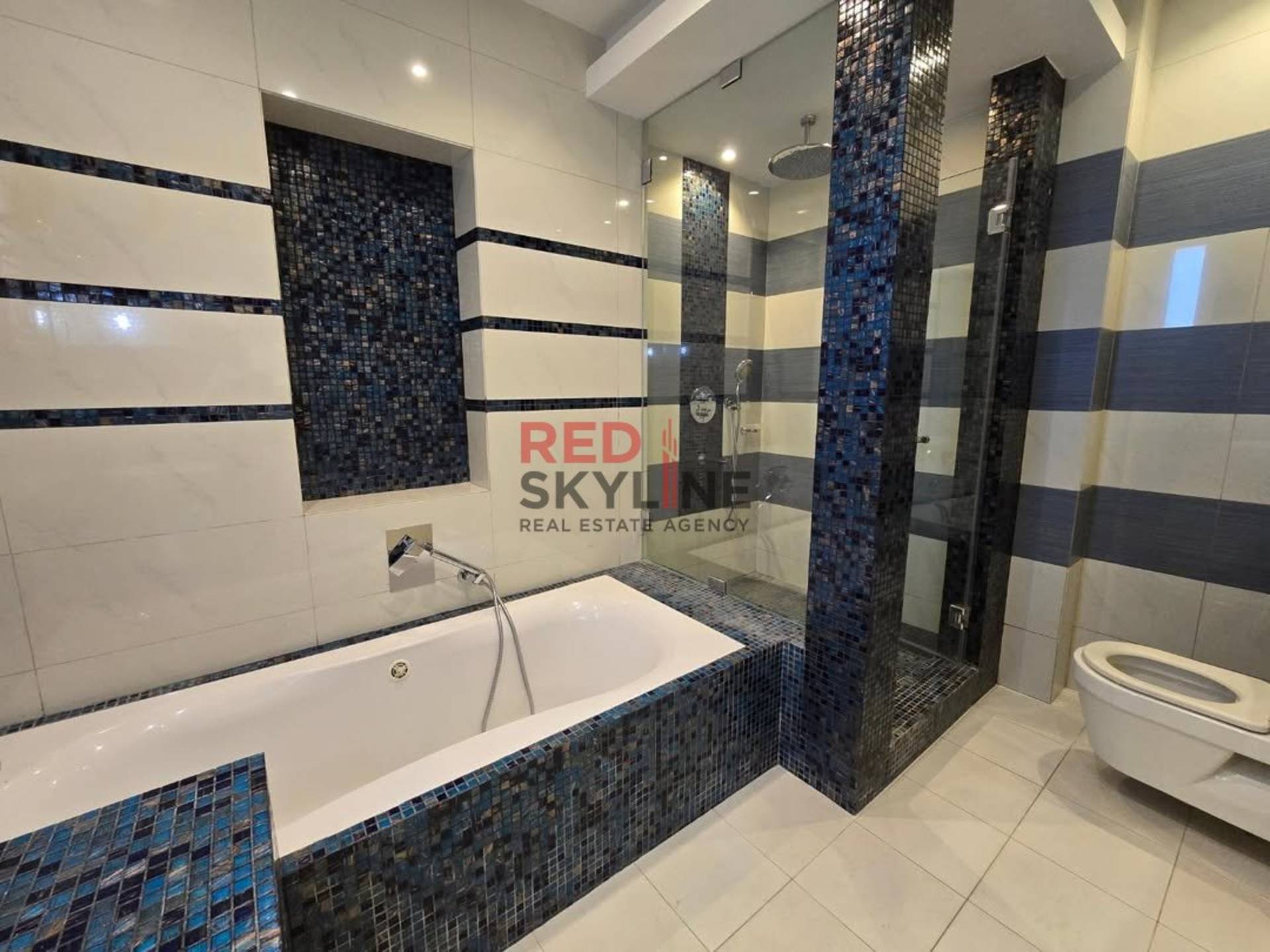 8 Bedroom Villa in Madinat Al Ilam - Photo 8