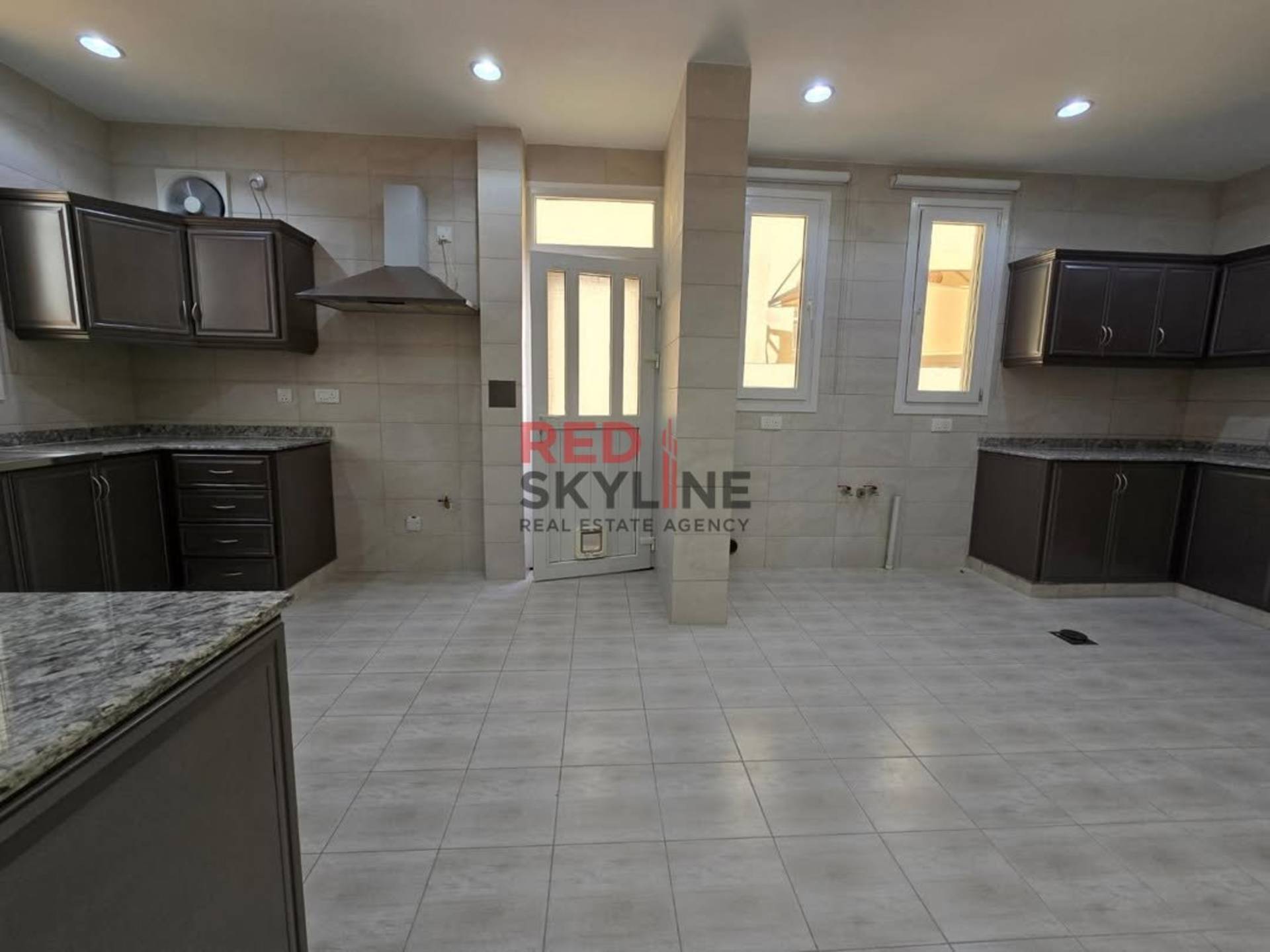 5 Bedroom Villa in Madinat Al Ilam - Photo 3
