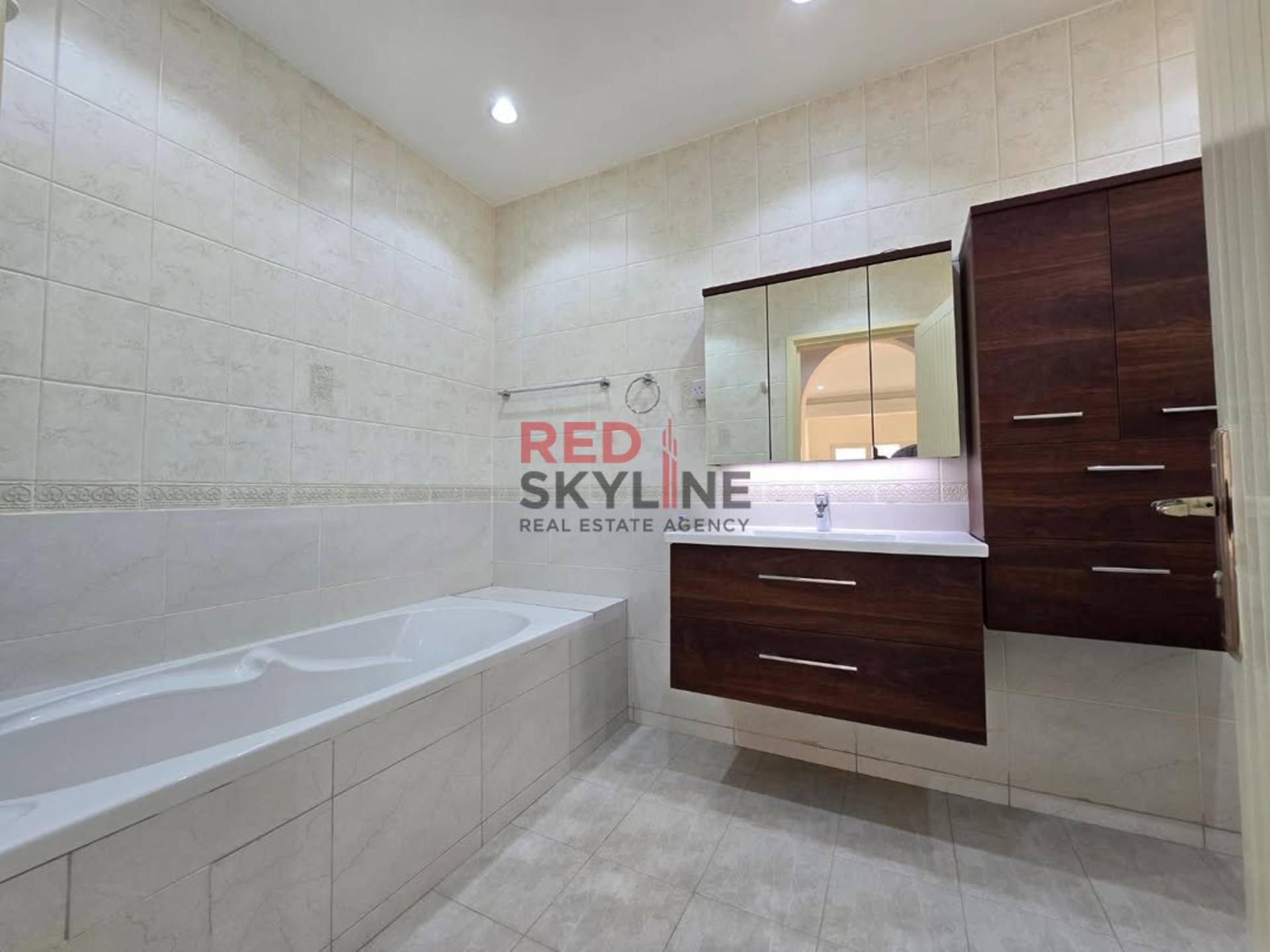 5 Bedroom Villa in Madinat Al Ilam - Photo 4