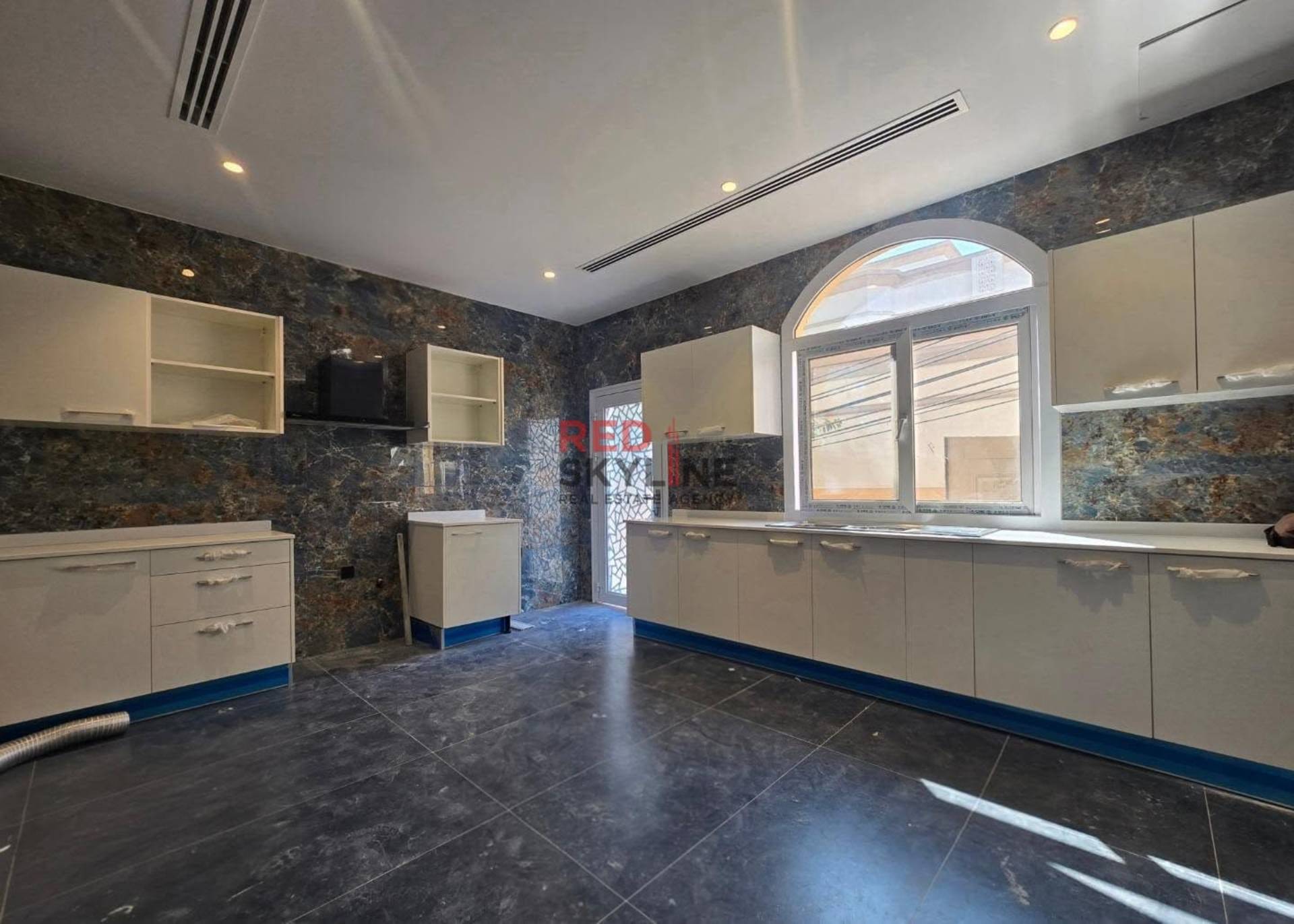 5 Bedroom Townhouse in Azaiba - Photo 4
