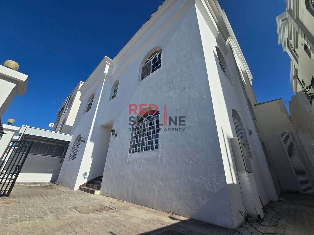 5 Bedroom Villa in Al Khuwair - Photo 2