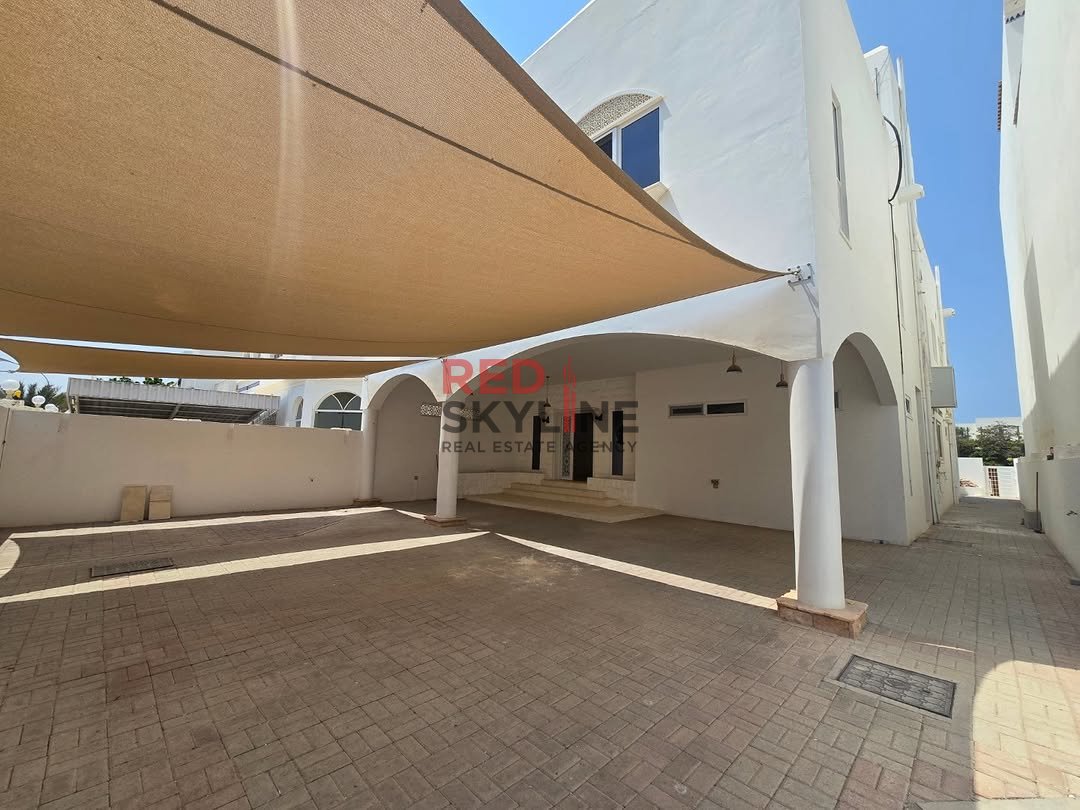 4 Bedroom Villa in Shatti Al Qurum - Photo 2