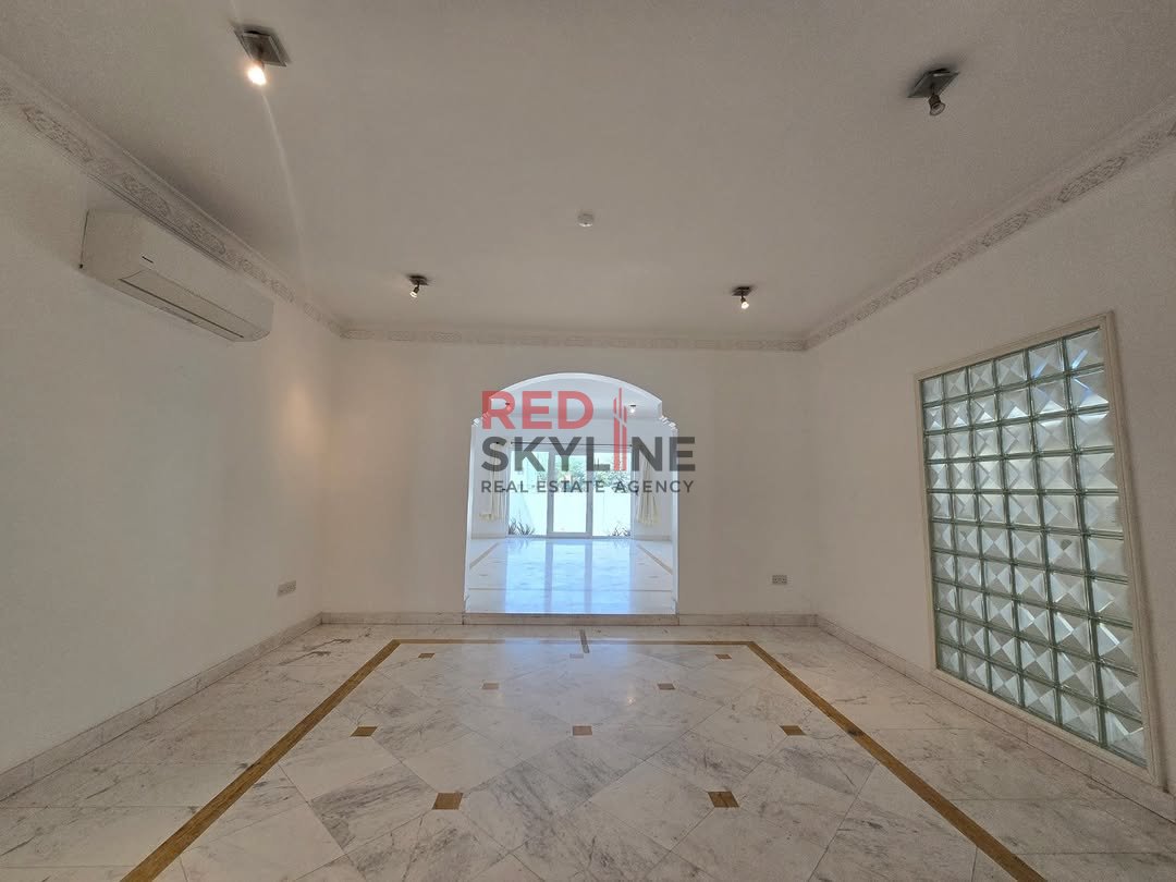 4 Bedroom Villa in Shatti Al Qurum - Photo 4