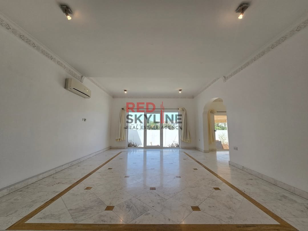4 Bedroom Villa in Shatti Al Qurum - Photo 5
